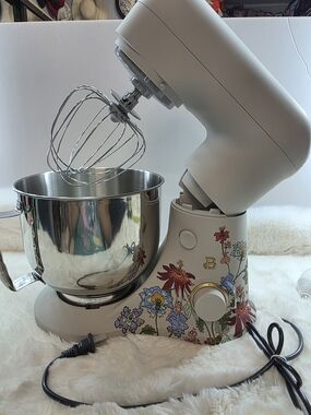 Cream Floral Stand Mixer with Stainless Bowl
